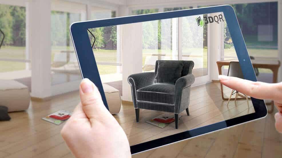 Ein Beispiel wie ein Sofa über die Augmented Reality App von 3DQR in einem Raum platziert und betrachtet wird.