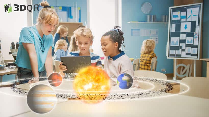 Schüler betrachten im Klassenzimmer ein Augmented Reality Sonnensystem
